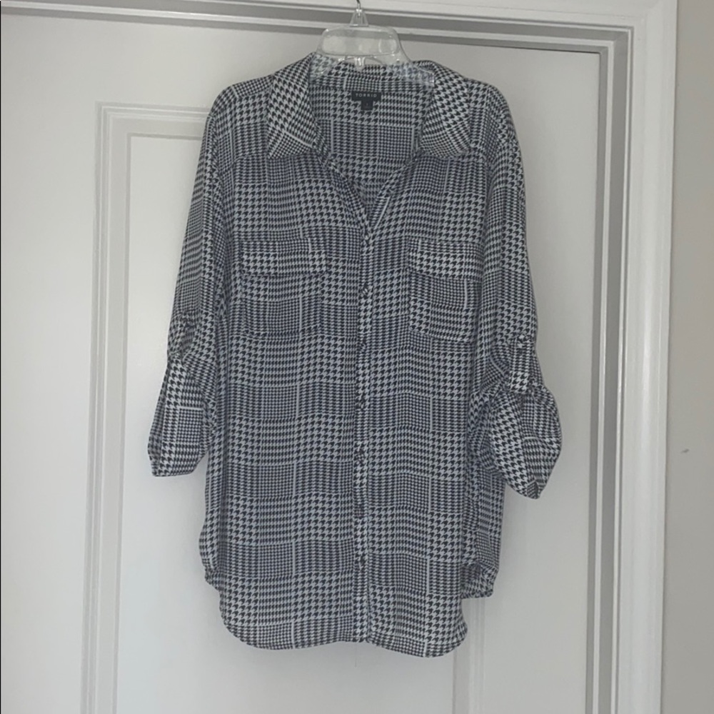 Torrid b&w button up patterned blouse
